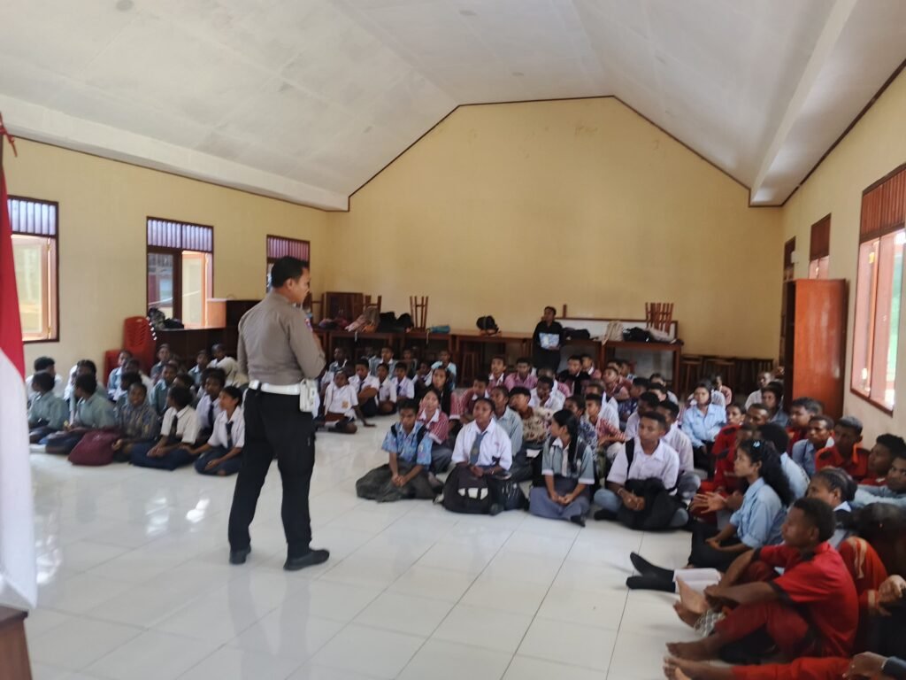 Ditlantas PBD Edukasi Pelajar Tertib Berlalu Lintas 3 182013 1024x768 1